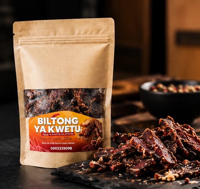 Paquet Biltong ya Kwetu de 50 g à côté de lamelles de bœuf séché sur une ardoise