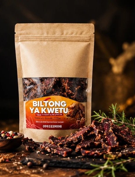 Paquet Biltong ya Kwetu de 50 g posé sur une planche en bois, entouré de lamelles de bœuf séché